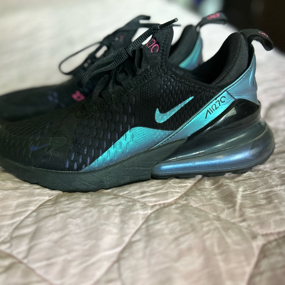 Woman’s Size 9 Nike Air 270